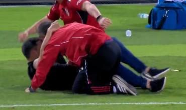 Eduardo Coudet terminó festejando en el suelo tras la victoria agónica de River contra Carabobo en Venezuela