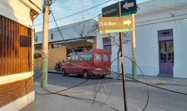 Un camión derribó un poste y provocó la caída de cables en pleno centro