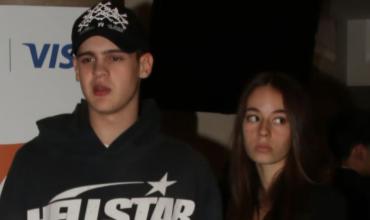 Bautista Vicuña, el hijo mayor de Pampita y Benjamín, se vistió a tono con su novia para el estreno de su papá