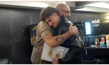 Entre música y fútbol: Julián Álvarez visitó a Abel Pintos durante su gira por España