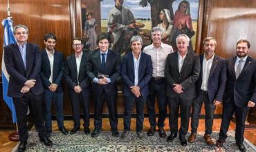 Con el riesgo país en baja, los analistas esperan que más calificadoras mejoren la nota de la deuda argentina