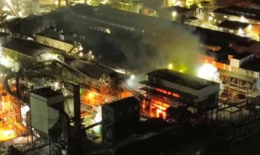 Un incendio afectó un sector de la planta de Vicentin: trabajaron más de diez dotaciones de bomberos