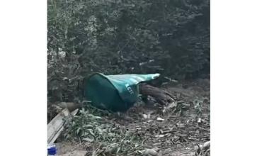 Vecinos instalaron contenedores de basura en el departamento Castro Barros y el municipio los retiró y destruyó