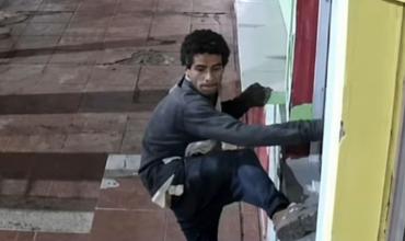 Joven con problemas de salud mental rompió una ventana e ingresó a robar en un local comercial