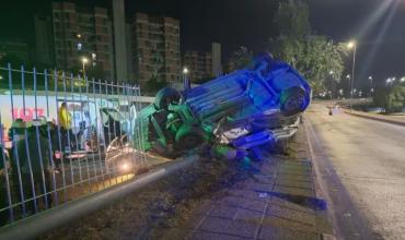 Perdió el control, chocó contra el Ministerio de Ciencia y Tecnología de Córdoba y el auto quedó dado vuelta