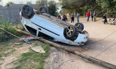 Violento vuelco en el barrio Virgen del Valle: tres personas fueron trasladadas al hospital 