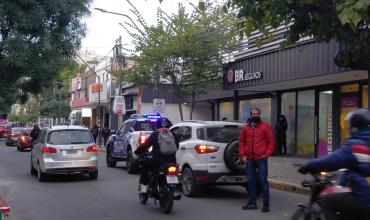 Demoraron a un hombre en un cajero con más de 20 tarjetas y sospechan que operaba como prestamista