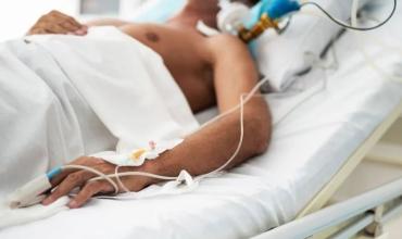 Familiares desesperados piden la derivación urgente de un joven riojano que necesita un trasplante hepático