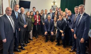 Quintela se reunió con el bloque peronista del Senado en busca de consolidar la agenda federal para 2027
