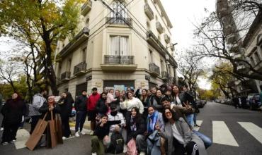 Tras la escandalosa salida de prisión sin custodia, La Cámpora se dio cita en San José 1111 para vitorear a Cristina