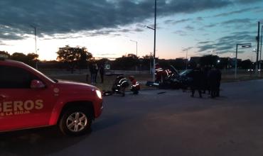 Impactante vuelco en Capital: un auto terminó dado vuelta tras chocar contra una columna