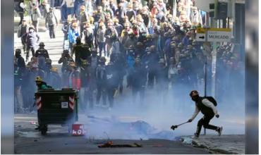 Bolivia: al menos un herido tras choques entre policías y manifestantes en La Paz que reclaman la renuncia del presidente