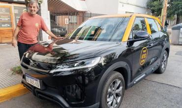 “No piso más una estación de servicio”: el primer taxista con auto eléctrico del país contó cuánto ahorra