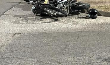 Dos motocicletas chocaron en barrio Los Olivares: un hombre sufrió fracturas en ambos tobillos