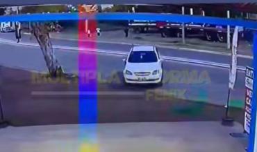Se olvidó de poner el freno de mano y su auto cruzó la avenida Oyola sin control