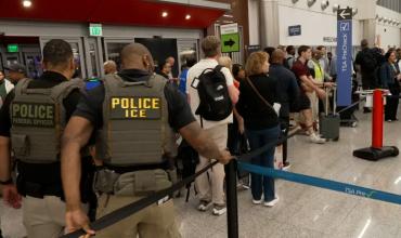 Estados Unidos endurece los controles en aeropuertos para frenar el ingreso de una nueva cepa de Ébola