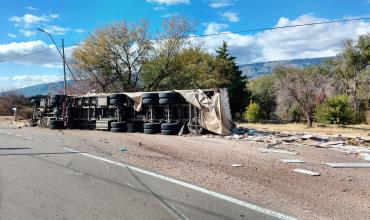 Volcó un camión cargado con placas para muebles sobre Ruta 40 en San Blas