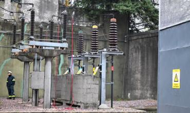 Un incendio en una subestación de Edesur generó un apagón en CABA: hubo 100 mil usuarios sin luz