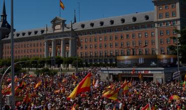 España:Miles de manifestantes intentaron llegar hasta el Palacio de la Moncloa, para pedir la renuncia de Pedro Sánchez