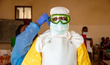 África alerta de “alto riesgo” en diez países por el brote de ébola