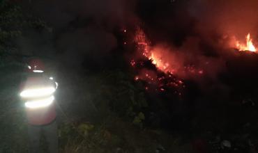 Controlaron un incendio cerca de viviendas y evitaron que el fuego se propagara