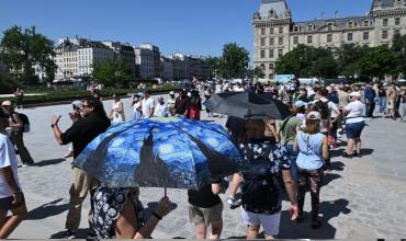Ola de calor récord en Europa: 10 muertos, alertas sanitarias y caos en el transporte en Francia y Gran Bretaña