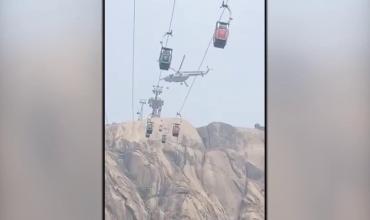 Un teleférico en India se detuvo con turistas a 150 metros de altura: 6 horas de rescate