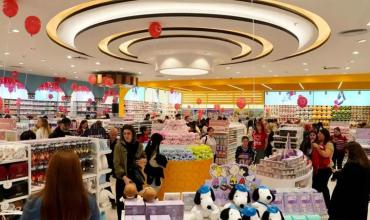 Locura por la apertura de un nuevo local de la cadena china Miniso en un shopping porteño
