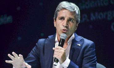 Caputo afirmó que la deuda pública cayó 3,3 puntos