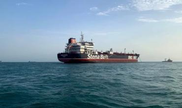La TV estatal iraní afirma que otros 24 barcos transitan por el estrecho de Ormuz en coordinación con el gobierno
