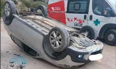 Un auto volcó en el corredor del Dique de Los Sauces 