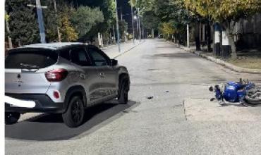 Una motociclista resultó herida tras chocar con un automóvil en el barrio Alta Rioja