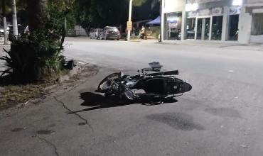 Dos jóvenes resultaron heridos tras una colisión entre un automóvil y una motocicleta en el barrio Evita
