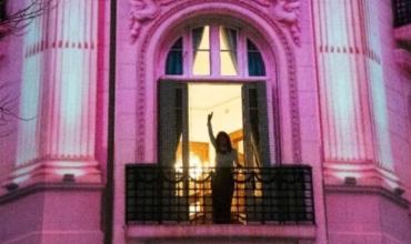 Damián Selci, intendente de Hurlingham, organizó la proyección de la Casa Rosada en la fachada del edificio donde vive Cristina Kirchner