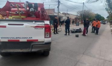 Motociclista realizó un giro en U, provocó un choque y terminó herido