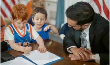 La insólita medida del alcalde de Nueva York para los niños que sorprendió en plena fiebre por la NBA