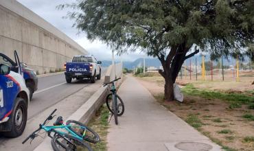 Dos adolescentes resultaron heridos tras caer de sus bicicletas al intentar esquivar un automóvil
