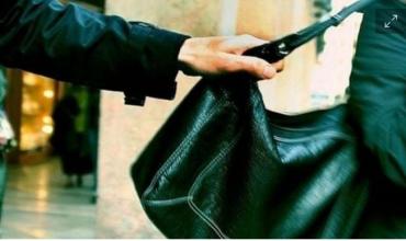 Motochorros le arrebataron el bolso a una mujer, pero la Policía logró recuperar casi todos los elementos