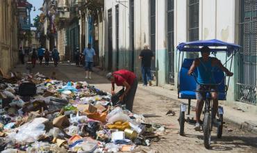 Una crisis de basura azota La Habana, mientras la escasez de combustible paraliza la recolección de desechos