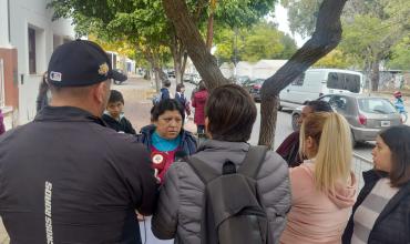 Padres denunciaron a una docente por presuntos malos tratos y uso del celular durante las clases