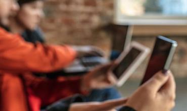 Chubut se suma a la restricción de celulares en las escuelas