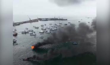 Imponente incendio en un puerto de la ciudad ecuatoriana de Manta: 35 embarcaciones fueron afectadas por el fuego