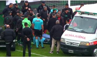 Suspendieron San Martín-Nueva Chicago por la agresión al arquero Facundo Masuero: lo retiraron de la cancha en ambulancia y fue internado