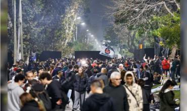 Miles de fanáticos llegan sin pausa a Avellaneda para despedir al Indio Solari
