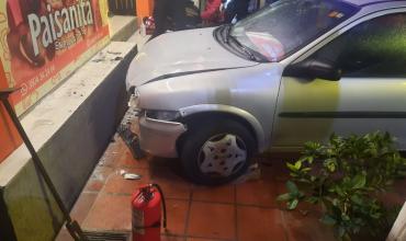 Un automóvil impactó contra un local comercial y cuatro personas resultaron heridas