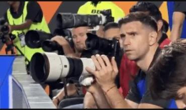 La postal del día: Dibu Martínez fue el fotógrafo de la Selección Argentina ante Honduras