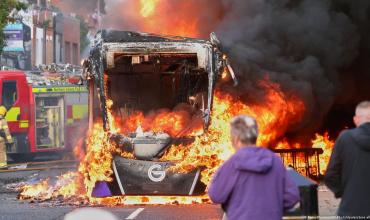Prisión preventiva para sudanés acusado de apuñalamiento en Belfast que desató una ola de protestas antiinmigrantes