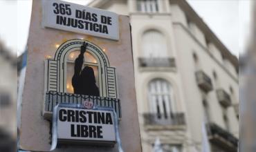 A un año de la condena a Cristina Kirchner, militantes se congregan en la puerta de su domicilio