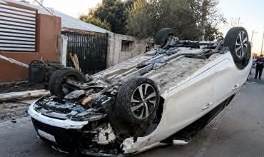 Violento vuelco: un joven resultó ileso tras impactar contra un poste
