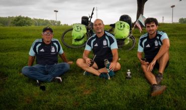 De Gualeguaychú al Mundial 2026: pedalearon 17 mil kilómetros hasta Kansas y Scaloni les cumplió un sueño
